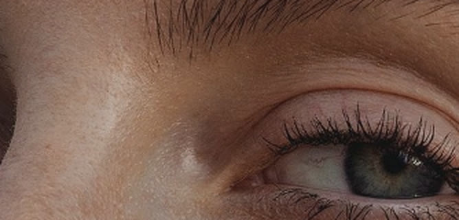 Close de um olho com a pele hidratada