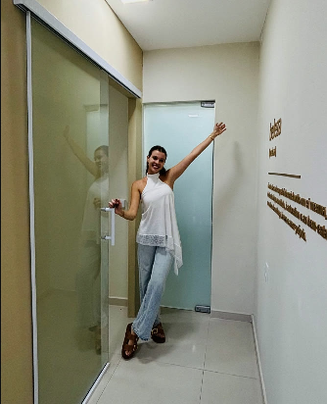 Thamires Abreu no corredor do consultório